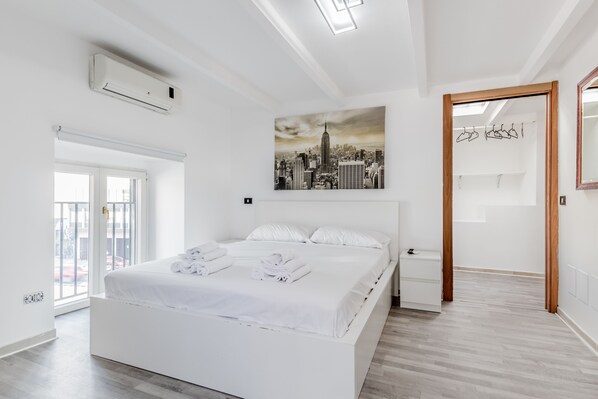 4 bedrooms, iron/ironing board, WiFi, bed sheets - 5 minutes from the main attractions (Roma)