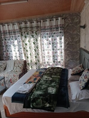 Deluxe Triple Room | Free WiFi, bed sheets - Goroomgo Fiza Guest House Pahalgam (Anantnag)