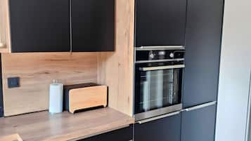 Departamento estándar | Cocina privada | Refrigerador con congelador, horno, lavavajillas y tetera eléctrica