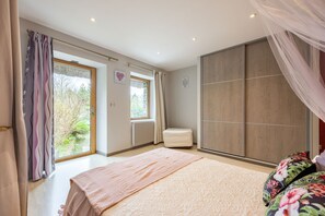 3 chambres, bureau, fer et planche à repasser, lit parapluie