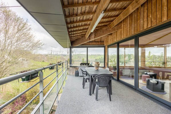 Outdoor dining - Belle Chaumière au Cœur de la Baie du Mont Saint Michel, (Brouains)