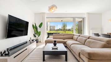 2 habitaciones, escritorio y espacio para trabajar con laptop