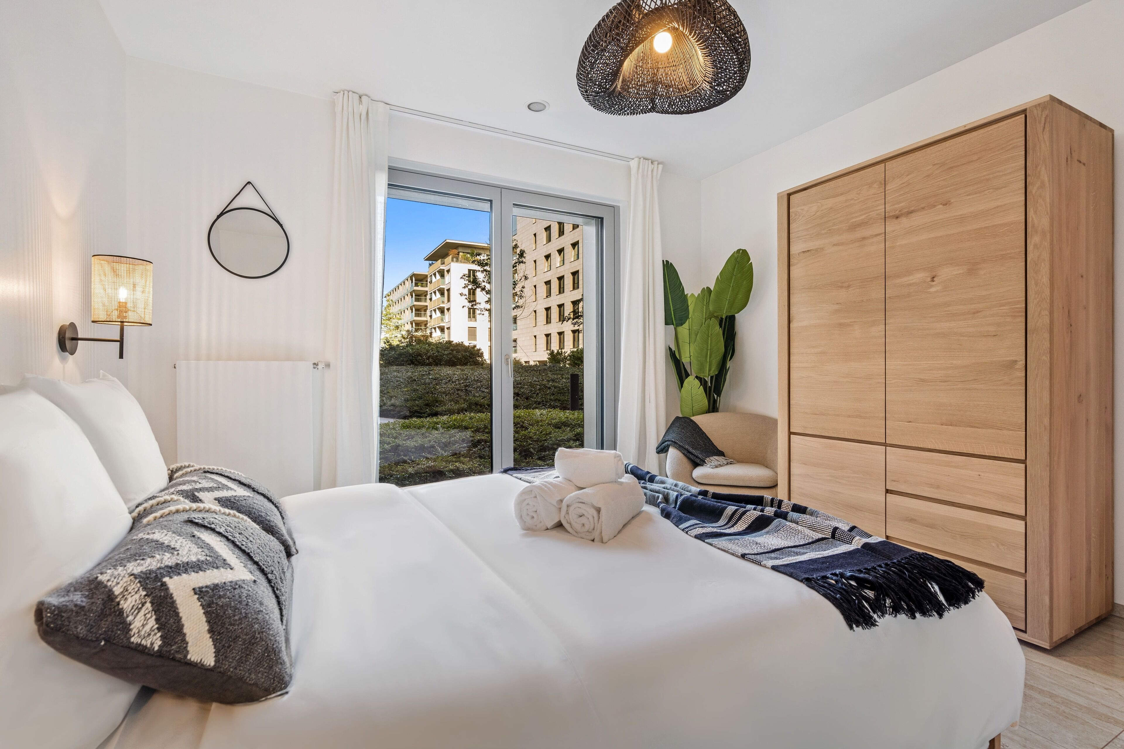 2 多间卧室、办公桌、笔记本电脑工作区、熨斗/熨衣板