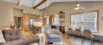 Luxurious 3-Bedroom Townhouse, Walk to Village