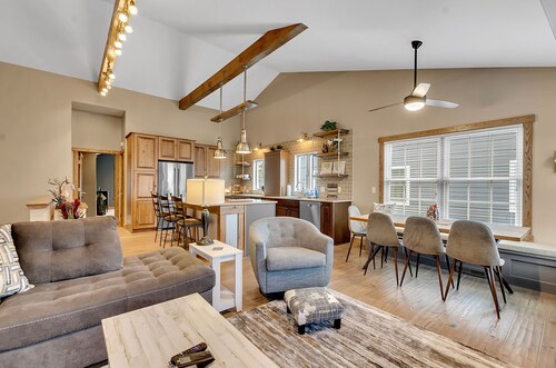 Luxurious 3-Bedroom Townhouse, Walk to Village