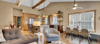 Luxurious 3-Bedroom Townhouse, Walk to Village