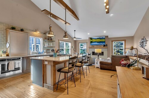 Luxurious 3-Bedroom Townhouse, Walk to Village