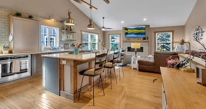 Luxurious 3-Bedroom Townhouse, Walk to Village