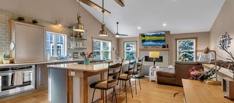 Luxurious 3-Bedroom Townhouse, Walk to Village