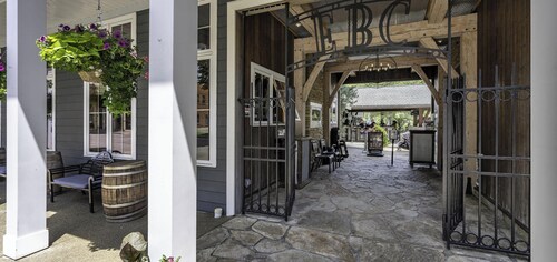 Luxurious 3-Bedroom Townhouse, Walk to Village
