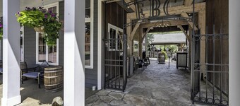 Luxurious 3-Bedroom Townhouse, Walk to Village