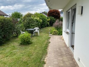 Outdoor dining - Bright apartment with garden in quiet wine village (Fischingen)