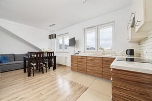 Studio, parveke | Yksityinen keittiö | Astianpesukone, keittoastiat/astiat/ruokailuvälineet