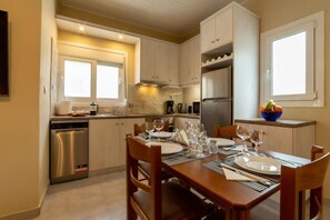 ثلاجة، ميكروويف، فرن، موقد طهي مسطح