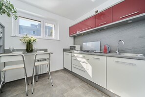 電子レンジ、食器洗い機、電気ポット、調理器具と食器