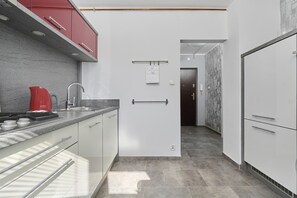 Mikrowelle, Geschirrspüler, Wasserkocher, Kochgeschirr/Geschirr/Besteck