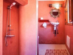 Shower, hydromassage showerhead, hair dryer, slippers - Riad Mahjouba Marrakech & SPA (Marrakech)