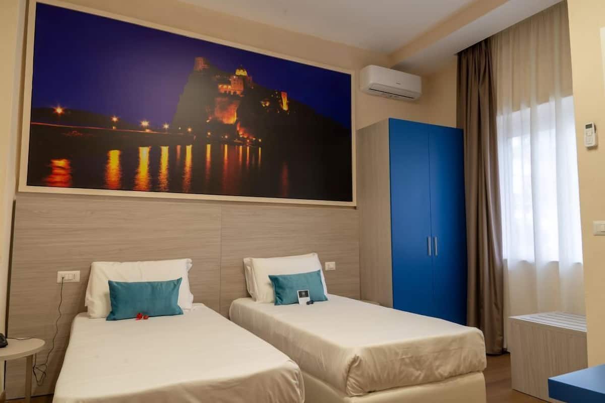 Hypo-allergenic bedding, minibar, in-room safe, free WiFi