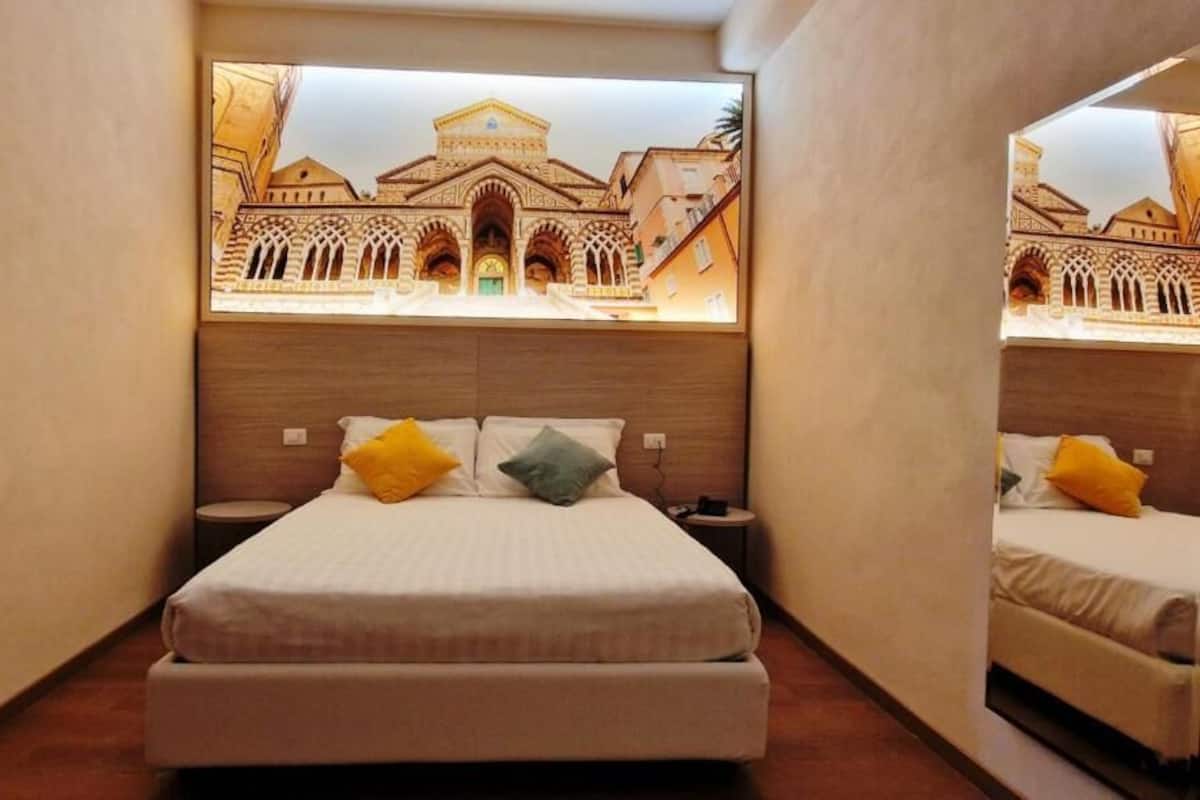 Hypo-allergenic bedding, minibar, in-room safe, free WiFi