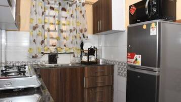 雪櫃、微波爐、爐具、電熱水壺