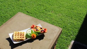 Daily continental breakfast for a fee - Treehouse on Maple (Sandton)