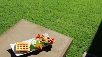 Daily continental breakfast (ZAR 150 per person)