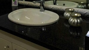 Basic Cottage | Bathroom - Treehouse on Maple (Sandton)