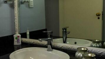 Basic Cottage | Bathroom