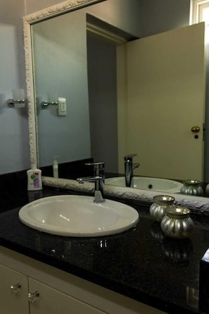 Basic Cottage | Bathroom
