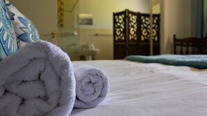 1 bedroom, in-room safe, desk, laptop workspace - Treehouse on Maple (Sandton)