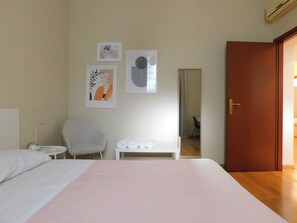 3 bedrooms, desk, iron/ironing board, free WiFi - POLICLINICO APARTMENT: panoramic rooftop and nearby metro stop (Roma)