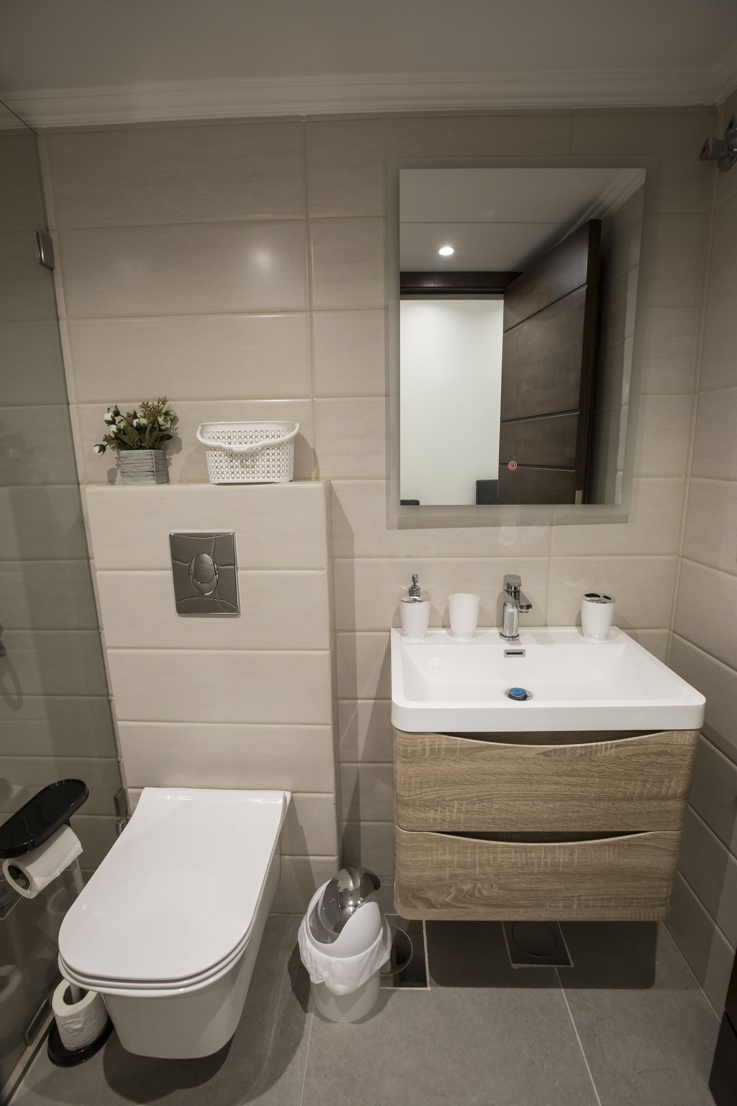 Shower, rainfall showerhead, free toiletries, towels