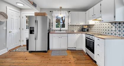 Adorable Cottage, 5 min walk to water & town