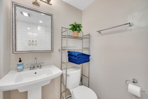 Shower, hair dryer, towels, soap - Adorable Cottage, 5 min walk to water & town (Westbrook)