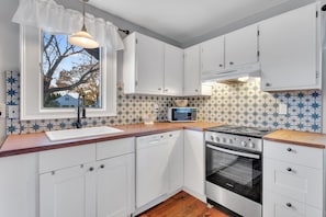 Fridge, microwave, oven, stovetop - Adorable Cottage, 5 min walk to water & town (Westbrook)