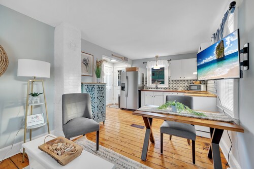 Adorable Cottage, 5 min walk to water & town