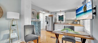 Adorable Cottage, 5 min walk to water & town