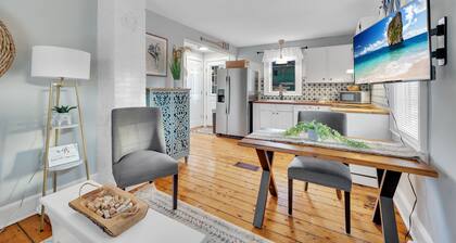 Adorable Cottage, 5 min walk to water & town