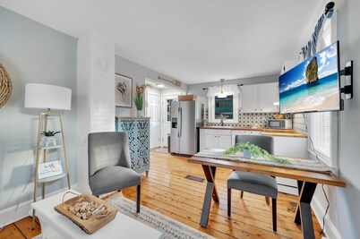 Adorable Cottage, 5 min walk to water & town