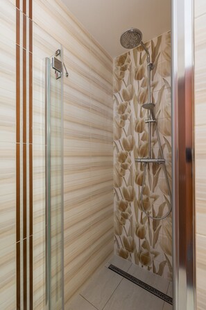 Douche, serviettes fournies