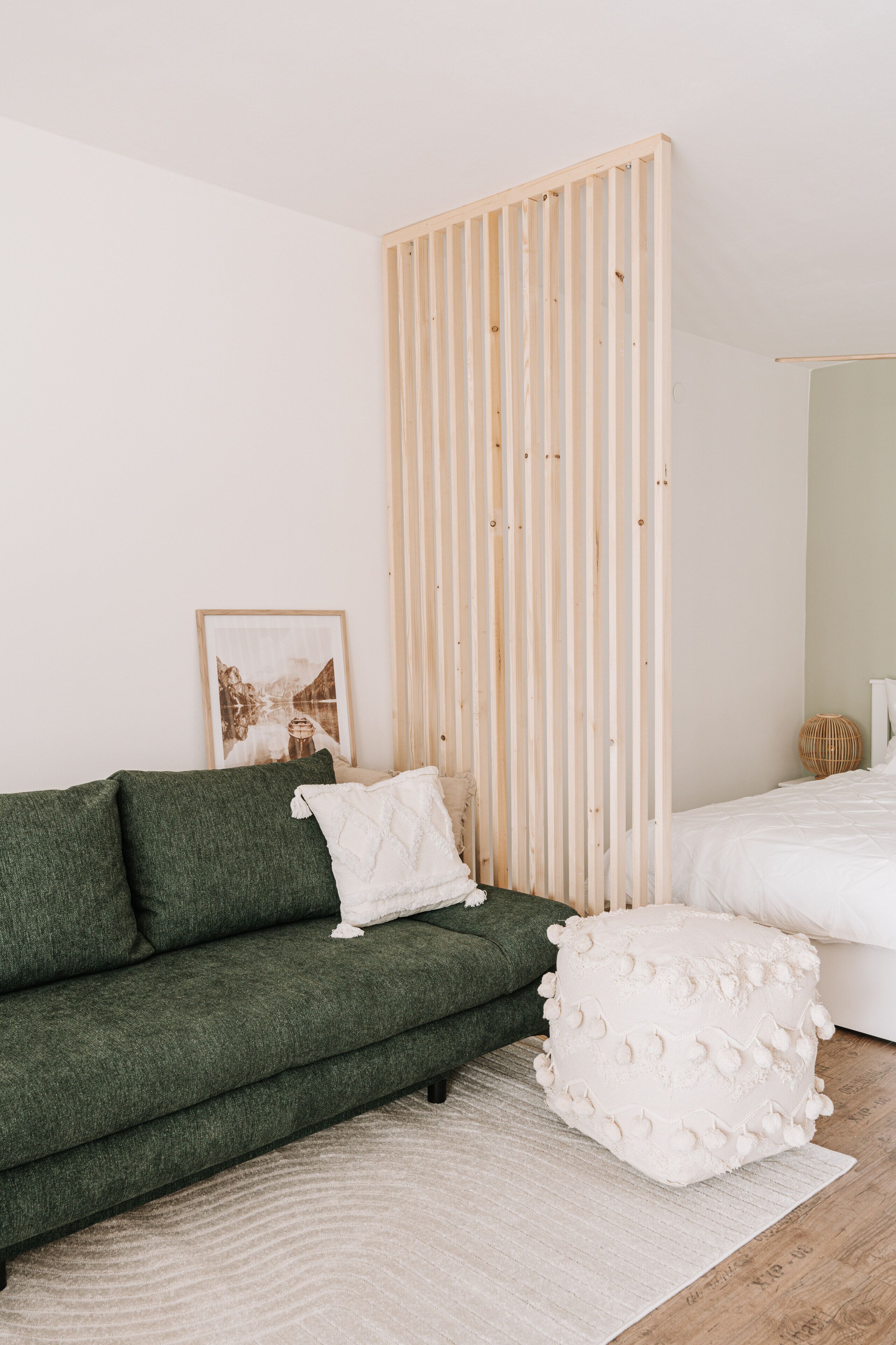 Smart-TV, Tischtennisplatte, Bücher