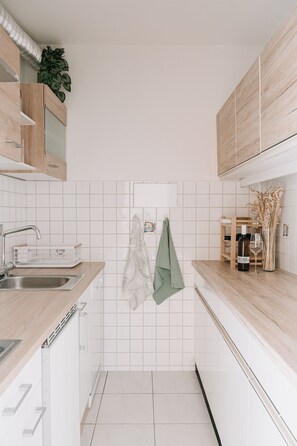Refrigerador, placa de cocina, lavavajillas, cafetera/tetera