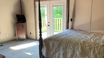 4 bedrooms, desk, Internet, bed sheets