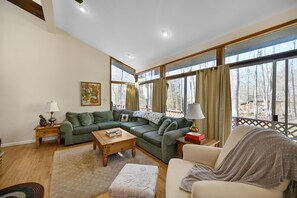 Smart TV, fireplace - Lake Naomi close to attractions all yr round-trails, skiing, landmarks, swim fun (Pocono Pines)