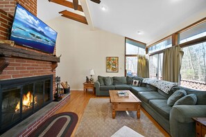 Smart TV, fireplace - Lake Naomi close to attractions all yr round-trails, skiing, landmarks, swim fun (Pocono Pines)