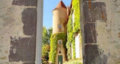 15th c. Castle, up to 25 people, pool and park