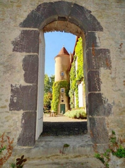 15th c. Castle, up to 25 people, pool and park