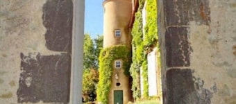 15th c. Castle, up to 25 people, pool and park