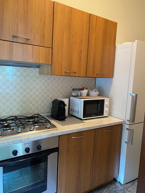 ثلاجة، ميكروويف، فرن، موقد طهي مسطح