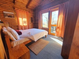 Family Cabin | Free WiFi, bed sheets